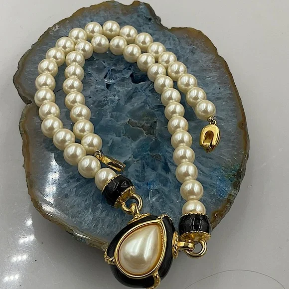 Vtg. Richelieu 16” Elegant White Pearl Necklace With Black & Gold Accent - Picture 6 of 8